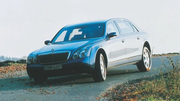 Когато в началото на 2000-те години Mercedes възроди марката Maybach, за да се конкурира с Rolls-Royce Phantom, компанията очевидно е инвестирала над 926 млн. евро в проекта. За съжаление, огромното обезценяване допринесе за слабите продажби и в крайна сметка Merc губеше по около 289 000 евро от всеки автомобил.
